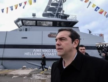 Οπαδοί του ΣΥΡΙΖΑ πήγαν να χειροκροτήσουν τον Α. Τσίπρα με πλοίο του λιμενικού (φωτο)